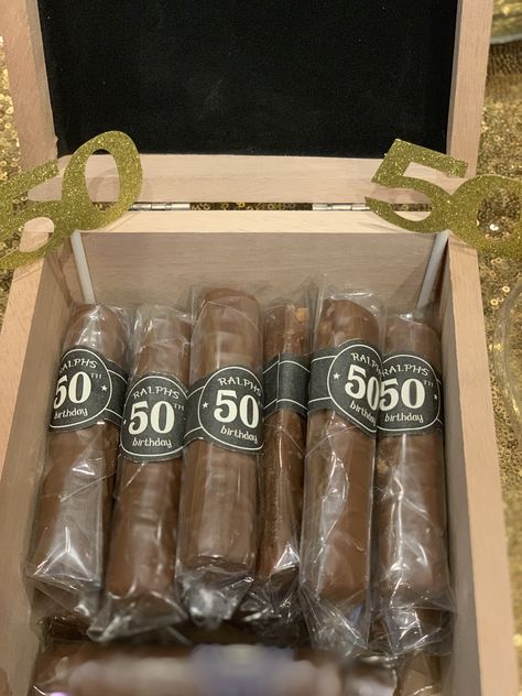 Twix wrapped cigars Whiskey Theme Party, Mens Birthday Party Favors, 50th Birthday Table Decorations, Mens Birthday Party Decorations, 50th Birthday Party Ideas For Men, 40th Birthday Themes, 50th Birthday Party Favors, Lila Party, Gatsby Birthday Party