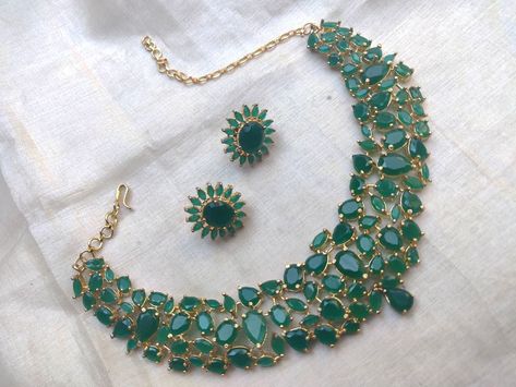 Green Necklace with Matching Stud Earrings ~ South India Jewels Asoiaf Jewelry, Gold Choker Necklace Designs, Fancy Choker, Desi Jewellery, Jewellery Choker, Necklaces Choker, Choker Necklace Designs, Engraved Earrings, Necklace Set Indian