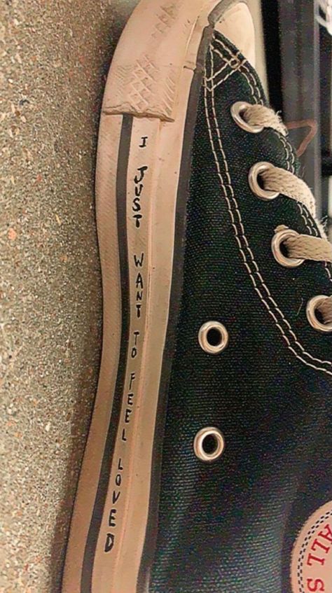 Words On Converse, Writing On Converse Grunge, Things To Draw On Ur Shoes, Things To Write On Converse, Converse Writing On Shoes, Things To Draw On Converse, Shoe Writing, Converse Drawings, Converse Art