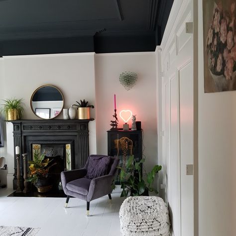 Railings doesn't just have to be for the walls. Ceiling painted in railings in this Edwardian living room with strong white on the walls.  #farrowandball #railings Edwardian Living Room, Ceiling Painted, Dark Ceiling, Victorian Living Room, Dark Living Rooms, Living Room Ceiling, Living Room Inspo, New Living Room, Living Room Paint