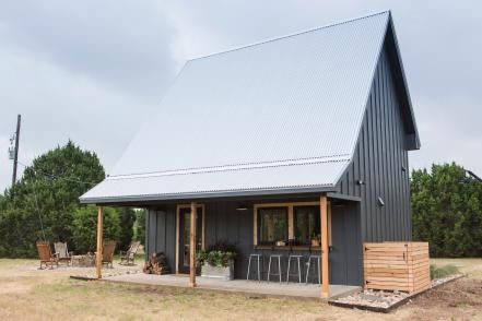 Chip and Joanna take on a country-home renovation for their friend and colleague, Jimmy Don Holmes, the metalwork artist whose work has played a part in a number of Fixer Upper renovations. The Crawford, Texas cabin is to be future home to Jimmy Don's son Jake. Galvanized Metal Roof, Cabins In Texas, Black Metal Roof, Black Cabin, Cabin Exterior, Modern Cabin, House Roof, Country Style Homes, Country House Decor