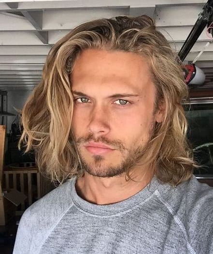 "You wear your darkness like some women wear a little black dress, it… #romance #Romance #amreading #books #wattpad Surfer Hairstyles, Men Blonde Hair, Surfer Hair, Long Hair Care, Long Blond, Men's Long Hairstyles, Chin Length Hair, Hair Guide, Boys Long Hairstyles