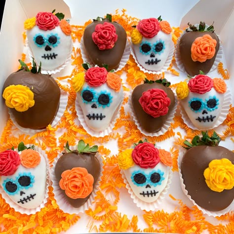 Dia De Los Muertos Chocolate Covered Strawberries, Day Of The Dead Snacks, Dia De Los Muertos Party Ideas Food, Day Of The Dead Desserts, Day Of The Dead Party Food, Day Of The Dead Treats, Dia De Los Muertos Food Ideas, Dia De Los Muertos Baby Shower Ideas, Dia De Los Muertos Birthday Party Ideas