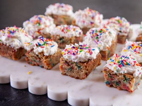 Get Confetti Blondies Recipe from Food Network Confetti Blondies, Pioneer Woman Desserts, Ree Drummond Recipes, Moms Cooking, Blondies Recipe, Ree Drummond, Cooking For Two, The Pioneer Woman, Brownie Bar