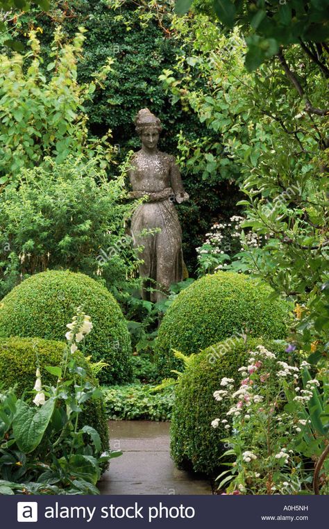 Garden Feature Ideas Focal Points, Focal Points In Gardens, Garden Focal Point Ideas Inspiration, Garden Features Focal Points, Focal Point In Garden, Garden Focal Point Ideas, Boxwood Parterre, Focal Point Garden, Garden Focal Point