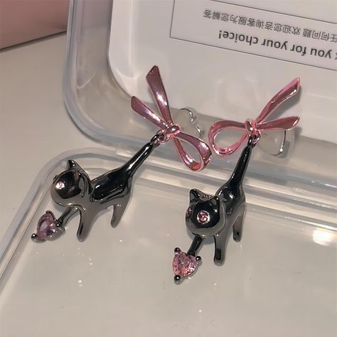 ʚ kimi ɞ on Twitter: "ribbon cat earrings https://t.co/iXHbJ7MYUr" / Twitter Black Cat Earrings, Earring Trends, Rhinestone Bow, Bow Earrings, Cat Earrings, Fashion Jewelry Earrings, Black And Pink, Trendy Jewelry, Crystal Heart