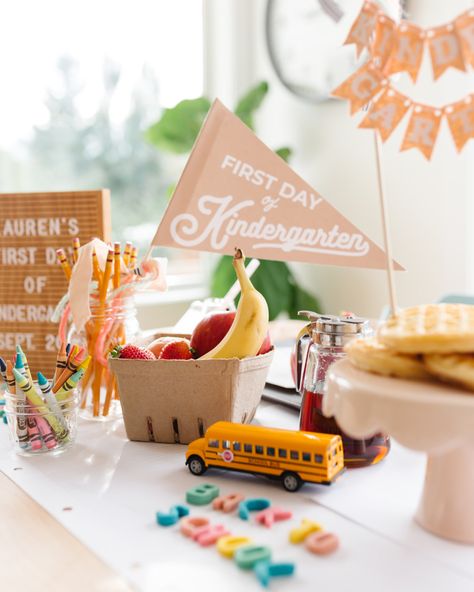 First Day Of School Morning Surprise, Kindergarten Breakfast, Back To School Breakfast Party, First Day Of School Celebration, First Day Of School Breakfast, First Day Of School Party, Emelbe Design, School Traditions, Kindergarten Decorations