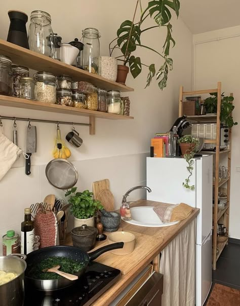 Aesthetic Dorm Kitchen, Minimal Artsy Apartment, Nyc Apartment Kitchen, Small Apartment Aesthetic, Small Apartment Inspo, Kitchen Retro Vintage, Interior Design Per La Casa, Future Apartment, Apartment Kitchen