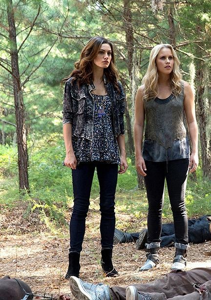 Hayley Marshall Pregnant Outfits, The Originals Hayley Outfits, Hayley Marshall Style, Hayley Marshall Outfit The Originals, Claire Holt Outfits, Hayley Marshall Pregnant, Phoebe Tonkin Outfits, Hayley Marshall Outfit, Rebekah Mikaelson Outfits