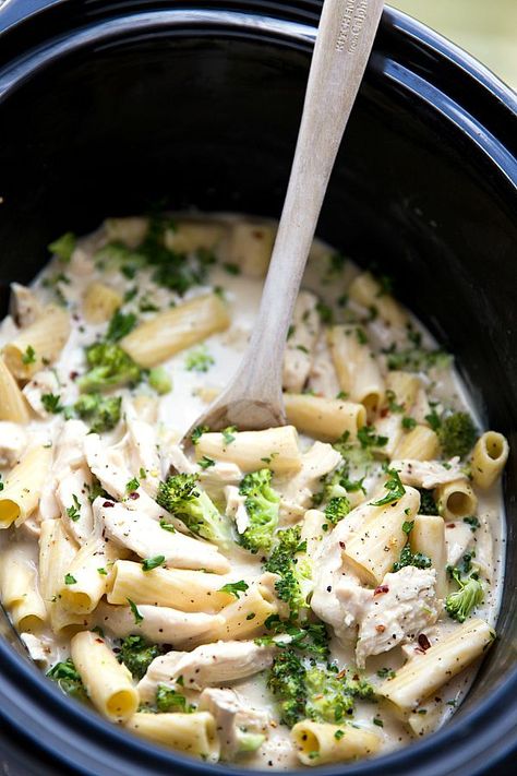 Crockpot Chicken Alfredo Pasta with Broccoli Crockpot Party, Hobo Dinner, Crockpot Chicken Alfredo, Creamy Crockpot Chicken, Pasta Con Broccoli, Slow Cooker Pasta Recipes, Crockpot Pasta, Chicken Broccoli Alfredo, Pasta Recipes Alfredo