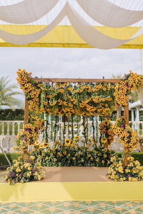 Haldi Wedding Decoration, Sunflower Theme Haldi Decor, Haldi Ceremony Props, Wedding Sunflower Decorations, Mexican Indian Wedding, Sunflower Haldi Decor, Sunflowers Wedding Decorations, Backdrop For Haldi, Haldi Theme Decoration