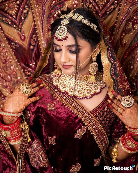 Fresh Flower Necklace, Jewelry Ideas For Bride, Wedding Jewelry Ideas For Bride, Wedding Jewelry Ideas, Bangladeshi Bride, Maroon Lehenga, Bride Indian, Indian Bridal Photos, Bridal Makeover