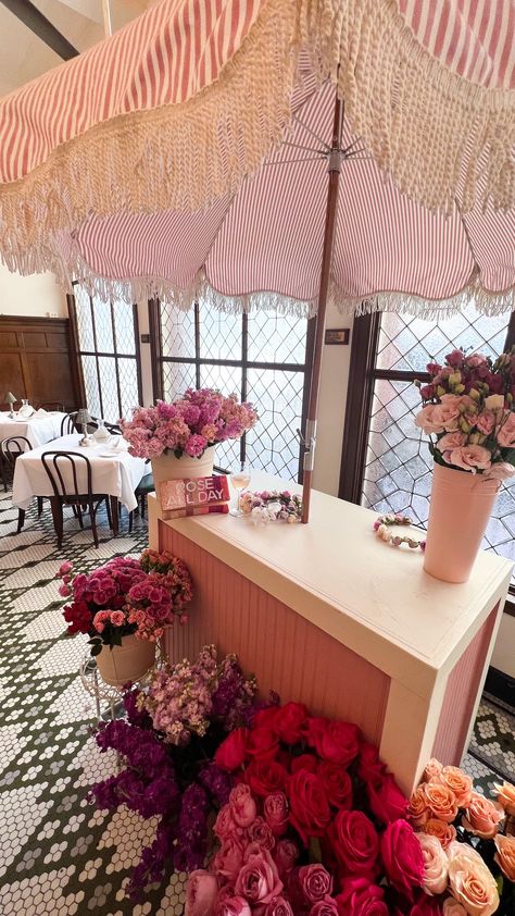 Flower Arranging Station, Flower Arranging Class Ideas, Bouquet Making Station, Flower Party Ideas, Build Bouquet Bar, Build Your Bouquet Bar, Bouquet Building Station, Pink Red Flowers, Flower Arranging Class