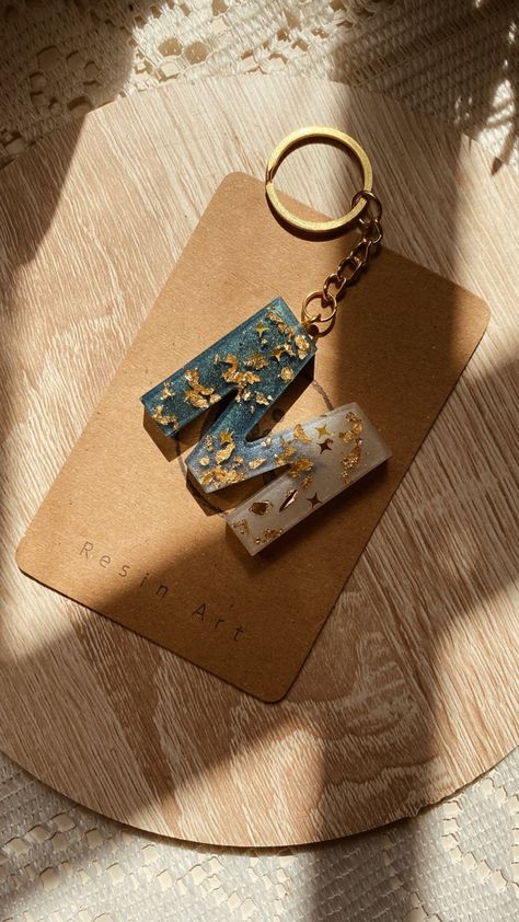 #resin #art #keychain #gold #letter #blue Resin Art Keychain Letters, Resin Art Keychain, Keychain Photography, Resin Key Chains, Diy Resin Gifts, Resin Letter Keychain, Diy Resin Keychain, Resin Gifts, Resin Arts