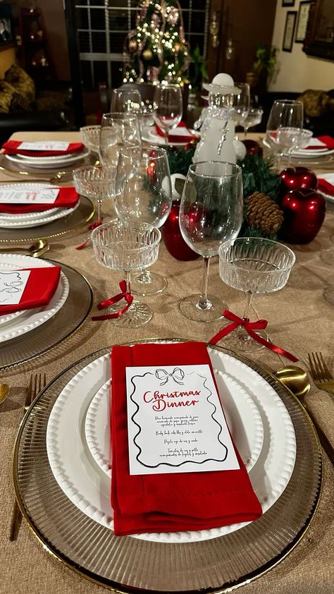 Dinner Christmas Decoration, Aesthetic Christmas Table Setting, Friendsmas Hosting Ideas, Christmas Dinner Hosting Ideas, Friendsmas Dinner Party, Christmas Hosting Table, Christmas Dinner Friends Aesthetic, Table Noel Deco, Christmas Decor For Dinner Table