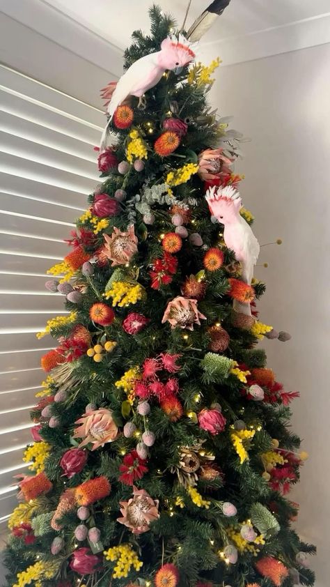 Australian Christmas Tree, Christmas Decorations Australian, Themed Christmas Tree, Pretty Christmas Decorations, Aussie Christmas, Australian Christmas, Australian Flora, Christmas Inspo, Christmas Window