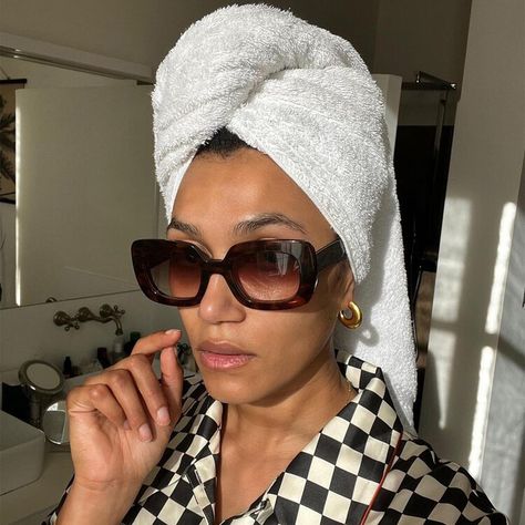 The Chicest French Woman I Know Just Schooled Me on Makeup, And I’m Enlightened French Girl Makeup, Botox In A Bottle, Face Tightening, French Skincare, Tighten Skin, Makeup Artist Tips, Firming Serum, Beauty Serums, Saggy Skin