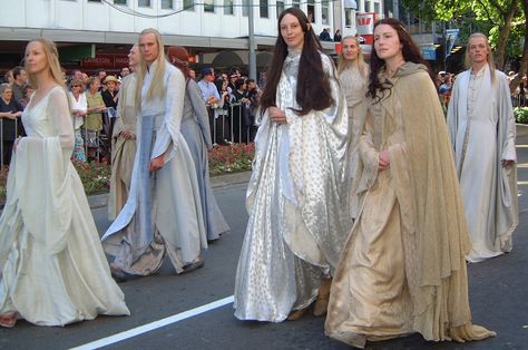 Elven costumes (for Hobbit premier) Rivendell Elves, Elf Fashion, Medieval Fantasy Clothing, Elven Cosplay, Hobbit Costume, Elven Costume, Elven Clothing, Lotr Wedding, Elf Jewelry