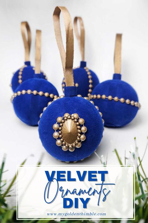 Vintage Elegance: DIY Velvet Ornaments Easy Tutorial Christmas Baubles To Make, Velvet Diy, Velvet Ornaments, Ornaments Diy Kids, Traditional Christmas Ornaments, Rhinestone Ornaments, Christmas Color Palette, Homemade Ornaments, Ornament Tutorial