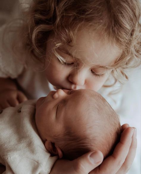 Lifestyle Newborn Photography Siblings, Newborn Sibling Pictures, Sibling Photography Newborn, Newborn Photo Pose, Newborn Family Pictures, Newborn Sibling, Newborn Photography Boy, Newborn Family Photography, Newborn Family Photos