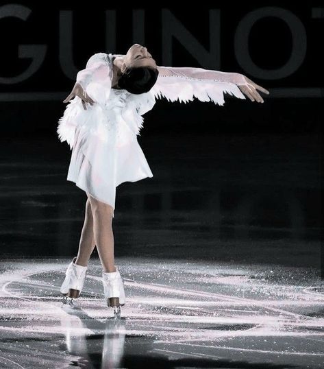 Ice Skating Outfit Aesthetic, Figure Skating Poses, Gala Program, Skater Poses, Figure Skating Aesthetic, Anna Scherbakova, Skating Ice, Figure Ice Skates, Figure Skating Outfits