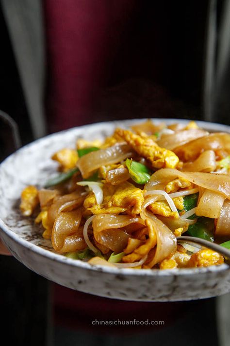 Chinese Noodles Recipes, Chow Fun Noodles, Chow Fun Recipe, Chow Fun, Sichuan Food, Asian Noodle Dishes, Noodles Recipes, Chinese Noodles, Asian Kitchen