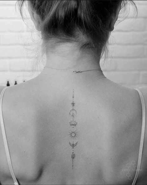 Neck Tattoo Feminine, Minimalistic Spine Tattoo, Unalome Spine Tattoo, Minimalist Spine Tattoos For Women, Minimalist Spine Tattoo, Back Tattoo Women Spine, Small Back Tattoos, Tattoos To Cover Scars, Unalome Tattoo