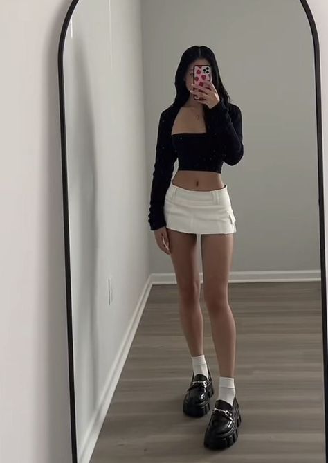 [Promotion] 83 Great Mini Skirt Fits Winter Tips and Tricks You Have To Try This Winter #miniskirtfitswinter Skirt Fits Winter, Skirt Fits Aesthetic, White Mini Skirt Outfit, Mini Skirts Outfits Summer, Black Mini Skirt Outfit, Mini Skirt Fits, Black Top Outfit, Tall Girl Outfits, Skirt Outfit Summer