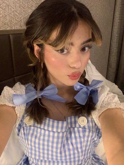 Halloween Costume Dorothy Wizard Of Oz, Halloween Dorthy Costumes, How To Do Dorothy Hair Wizard Of Oz, Dorthy Wizard Of Oz Makeup Look, Halloween Costumes Bangs Hair, Dorothy Halloween Costume Makeup, Dorthy Wizard Of Oz Makeup, Dorthory Wizard Of Oz Costume, Dorothy And The Wizard Of Oz