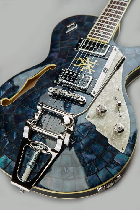 Duesenberg Guitars Alliance Series Soundgarden Cool Instrument Design, Hollow Body Electric Guitar, Unique Guitars Design, Cool Guitar Designs, Unique Instruments, Duesenberg Guitar, Pretty Guitars, Rare Guitars, Electric Guitar Design