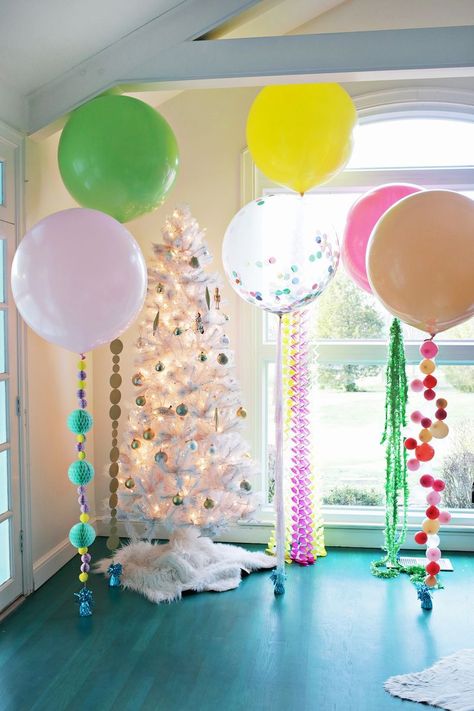 Hey, friends! We're so excited to share some fun ideas for embellishing your balloons today! We've all seen the pretty tassels you can make for balloons (like the ones we made for Emma's wedding reception), and we thought it would be fun to partner with Balloon Time to create some fresh alternatives! With the holiday season in full swing, we know you are on the lookout for cute, fresh party... Diy New Years Eve Decorations, Balloons And Streamers, Pretty Balloons, Unicorn Birthday Party Decorations, Deco Ballon, 5 Balloons, Diy Balloon Decorations, Balloon Ideas, Mini Balloons