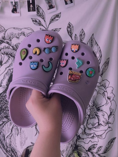 Purple Crocs With Jibbitz, Crock Shoes Outfit, Crocs With Jibbitz, Crocs Aesthetic, Purple Crocs, Charms Crocs, Platform Crocs, Ugg Sandals, Crocs Fashion