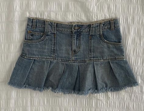 Denim Mini Skirt Y2k, Simple Girl Outfits, Pleated Skirt Pattern, 90s Mini Skirt, Y2k Denim Skirt, Account Aesthetic, Clothing Coquette, Denim Pleated Skirt, Pleated Denim Skirt