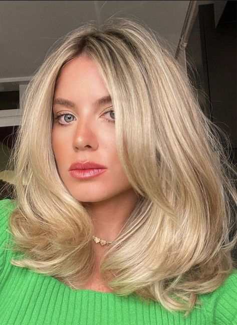 medium layers, medium layered haircut, curtain bangs, haircut with curtain bangs, medium layered haircut with bangs Blonde Layered Hair, Hair Inspiration Short, Blonde Hair Inspiration, Blonde Hair Looks, Haircuts For Medium Hair, Haircuts Straight Hair, Haircuts For Long Hair, Short Blonde Hair, Hair Inspo Color