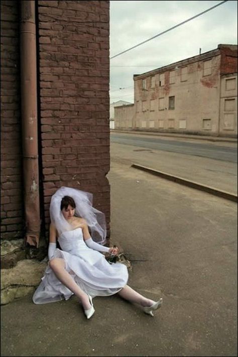 Hooker Wedding? Funny Wedding Videos, Wedding Fail, Funny Bride, Funny Wedding Photos, Wedding Couple Poses Photography, Wedding Speech, Summer Dresses For Wedding Guest, Wedding Attire Guest, Unique Wedding Invitations