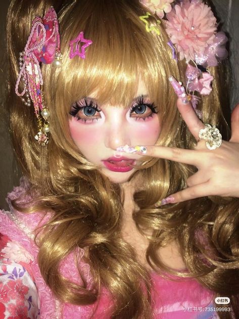 my profile picture at the moment, she's so pretty. Gyaru Onee Gal, Gyaru Style Makeup, 2020 Era Aesthetic, Garyuu Fashion, Gyaru Fashion Makeup, Ganguro Gyaru Aesthetic, Kawaii Metal Aesthetic, Gyaru Makeup Agejo, 2000s Gyaru Aesthetic