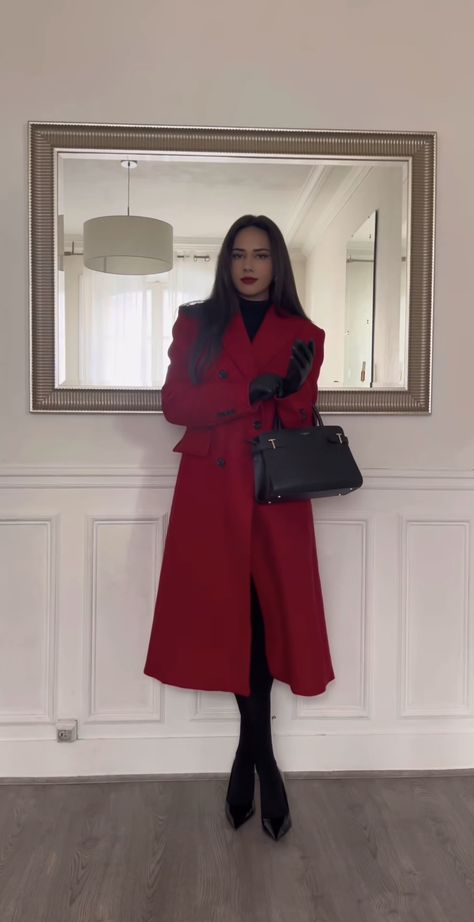 Red Coat Outfit Winter Classy, Classy Winter Outfits Dressy, Outfits Cena, Red Coat Outfit Winter, Red Coat Outfit, Chic Formal Dress, Casual Maternity Outfits, Winter Coat Outfits, Blazer Outfits For Women