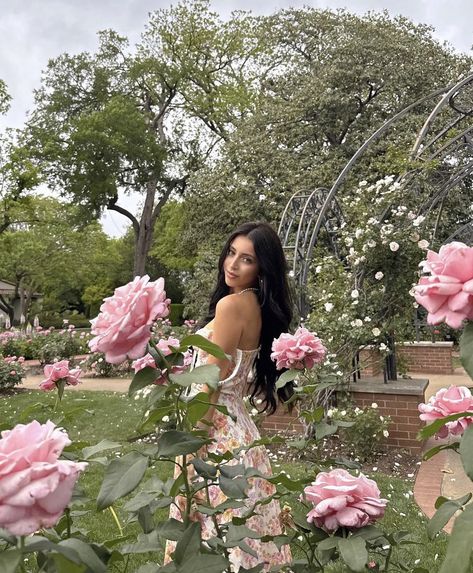 Botanical Garden Pictures, Showers Aesthetic, Botanical Garden Outfit, Greenhouse Vibes, Nature Poses, Field Poses, Botanical Garden Photo Shoot, Greenhouse Photoshoot, Harmony Tattoo