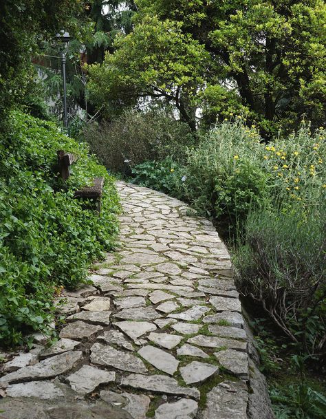 Natural stone pavement Natural Stone Driveway, Natural Stone Pathway, Pavement Design Landscaping, Garden Pavement, Rock Walkway, Pebble Path, Stone Pathways, Stone Paths, Rock Path