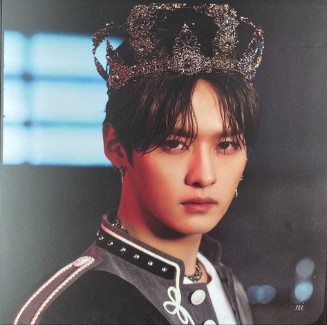 #leeknow #minho #straykids #crown #inlife Stray Kids Crowns, Skz Photoshoot, Stray Kids Minho, Lee Know Stray Kids, Lee Minho, Kid Memes, Kids Icon, Lee Min, Lee Min Ho