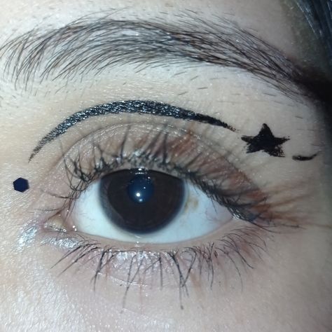 eyeliner aesthetic euphoria eye makeup hbo tiktok tik tok Eyeliner For Watery Eyes, Graphic Eyeliner Aesthetic, Makeup For Watery Eyes, Euphoria Makeup Eyeliner, Eyeliner Aesthetic, Funky Makeup, Graphic Makeup, Watery Eyes, Swag Makeup