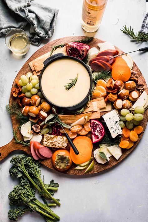 What to Serve with Fondue: 25+ Tasty Dippers Best Cheese Fondue, Fondue Dippers, Beer Cheese Fondue, Fondue Dinner, Fondue Recipes Cheese, Fondue Recipe, Fondue Party, Fondue Recipes, Clam Recipes