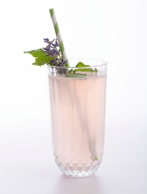 A Jane Austen-Themed Gin and Lavender Cocktail | The Vegan Atlas Lavender Drink, Edible Lavender, Cocktail Recipes For A Crowd, Lavender Cocktail, Flavoured Gin, Rum Cocktail Recipes, Lavender And Lemon, Gin Lemon, Lavender Syrup