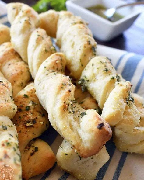 Garlic Bread Stick Twists Garlic Bread Twists, Pillsbury Pizza Crust, Garlic Bread Sticks, Garlic Breadsticks Recipe, Cheesy Garlic Breadsticks Recipe, Pillsbury Pizza, Garlic Twist, Bread Stick, Bread Twists