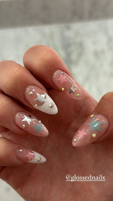 Cute almond shaped nails with stars Oliva Rodrigo Nails Guts, Guts Tour Nail Ideas, Space Cowgirl Nail Ideas, Pink Disco Cowgirl Nails, Olivia Rodrigo Nail Inspo Guts, Euro Summer Nails, Chappell Roan Nails, Nashville Nails Ideas, Outfits Asian