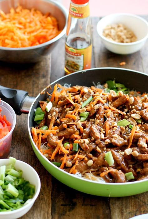 Hoisin pork with rice noodles and carrots. Pork With Rice, Hoisin Pork, Rice Noodle Recipes, Mapo Tofu, Think Food, Pork Dishes, Thermomix Recipes, Asian Cooking, Noodle Recipes