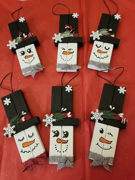 Tree Crafts For Adults, Diy Jenga, Cheap Christmas Ornaments, Block Ornaments, Jenga Crafts, Jenga Block Crafts, Christmas Bazaar Crafts, Homemade Christmas Ornaments Diy, Snowmen Crafts