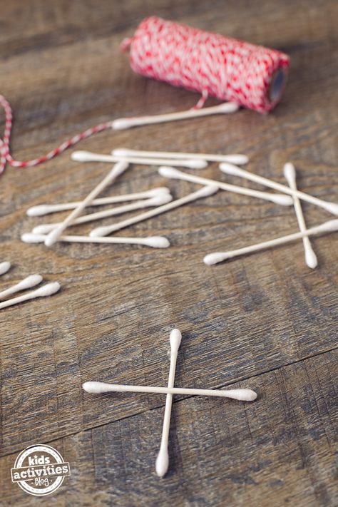 Diy Snowflake Ornaments, Snowflake Ornaments Diy, Popsicle Stick Ornaments, Snowflake Coloring Pages, Q Tips, Diy Snowflake, Natural Ornaments, How To Make Snowflakes, Handprint Ornaments