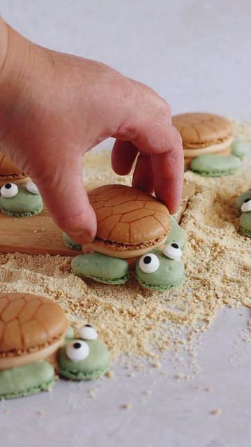 Sea Turtle Macarons, Snail Macarons, Sea Macarons, Beach Macarons, Cute Macaron Ideas, Turtle Macarons, Turtle Snacks, Macaron Designs, Macaron Ideas