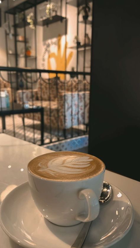 Cofee Story Snap, Flat White Coffee, Friends Party Night, Fruit World, Eating Food Funny, Coffee Board, Coffee Instagram, Coffee Obsession, Coffee Photography